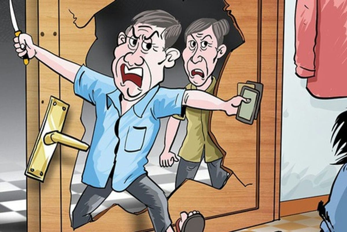 Hình ảnh từ GO-KOREA: tu vu canh sat pha cua cuong che nguoi dan di xet nghiem covid 19 luat su noi gi ve toi xam pham cho o cua nguoi khac dspl 1