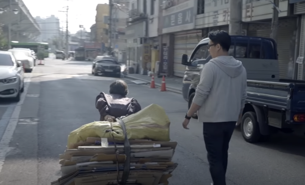 người già nhặt rác