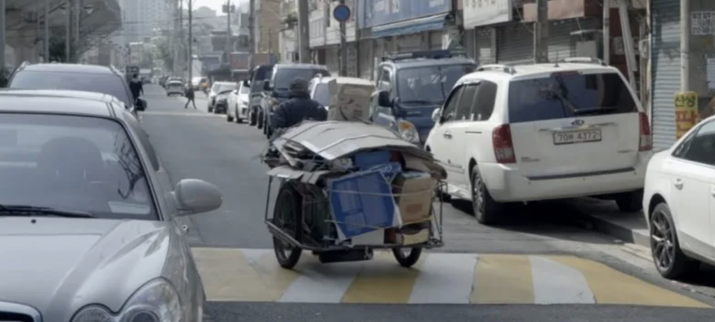 Hình ảnh từ GO-KOREA: why the elderly collect boxes in korea